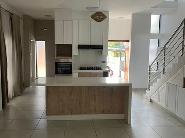 4 Bedroom Flat & Apartment