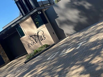 4 Bedroom Flat & Apartment