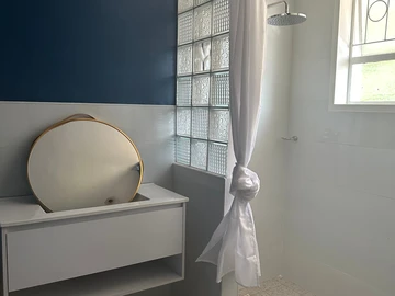 2 Bedroom Flat & Apartment