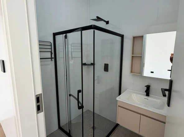 2 Bedroom Flat & Apartment