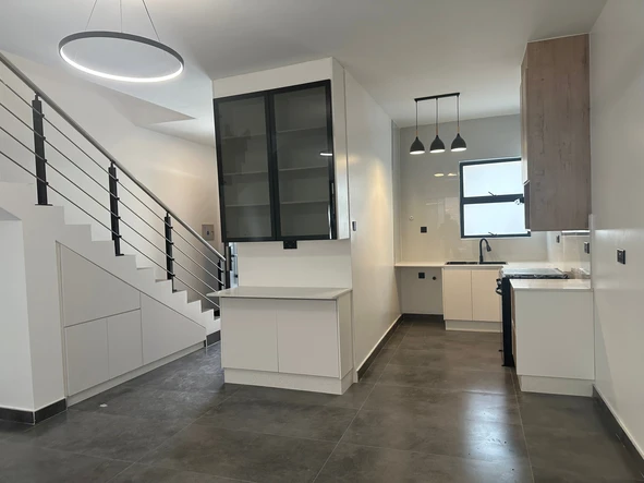 2 Bedroom Flat & Apartment